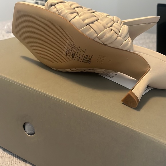 NWT leather sandals MAKE AN OFFER - Picture 4 of 5